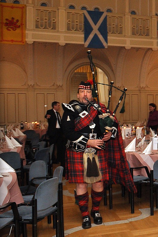 Quest spielt Highland-Bagpipes in einem festlichen Speisesaal